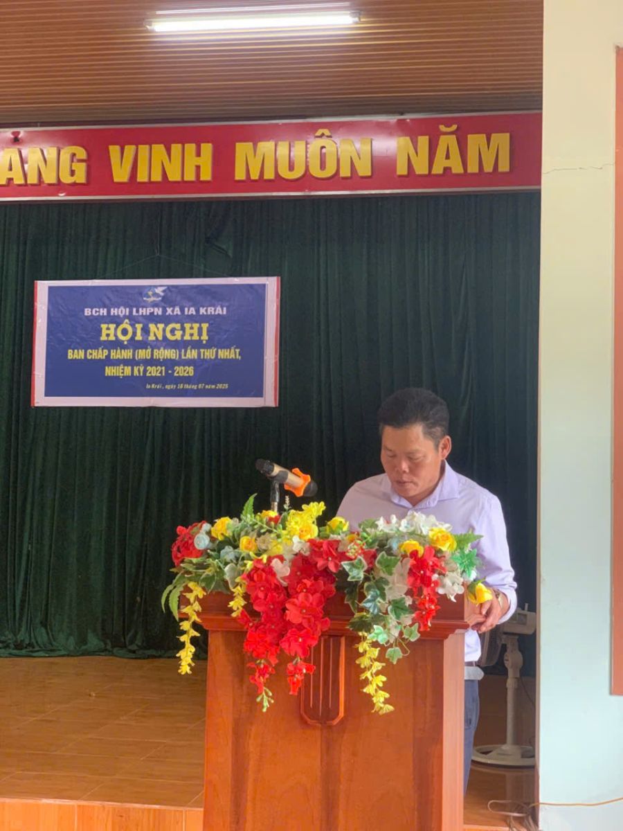 Đồng chi: Thái Hồng Cương, UV BTV Đảng ủy, Trưởng Ban xây dựng đảng công bố các quyết định
